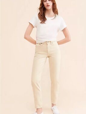 Levi’s Premium 80s Mom Jeans in a beautiful cream/ecru wash 🤍